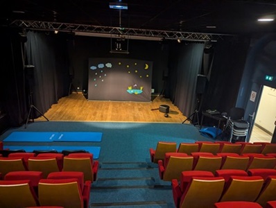 Salle de théâtre, MJC Saint Chamond, Loire avec le décors en attendant le public